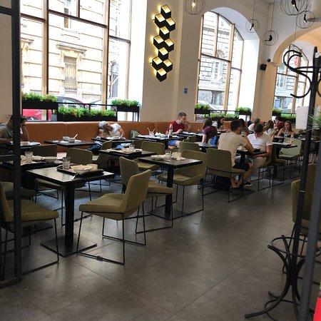 Пузата хата