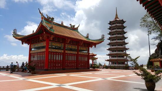 Храм у печерах Chin Swee