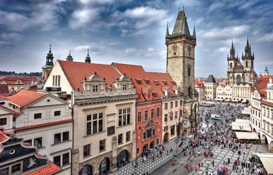 Староміська ратуша з астрономічним годинником-курантами